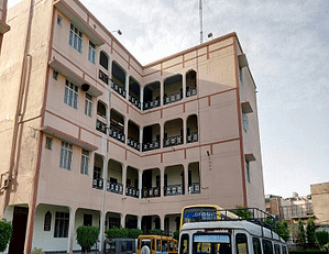 Shri Girraj Maharaj College- Location and Infrastructure